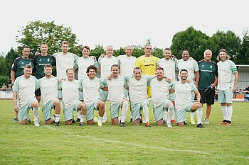 Die WERDER LEGENDEN stehen für das Mannschaftsfoto vor dem Spiel gegen die SG Hoya bereit.