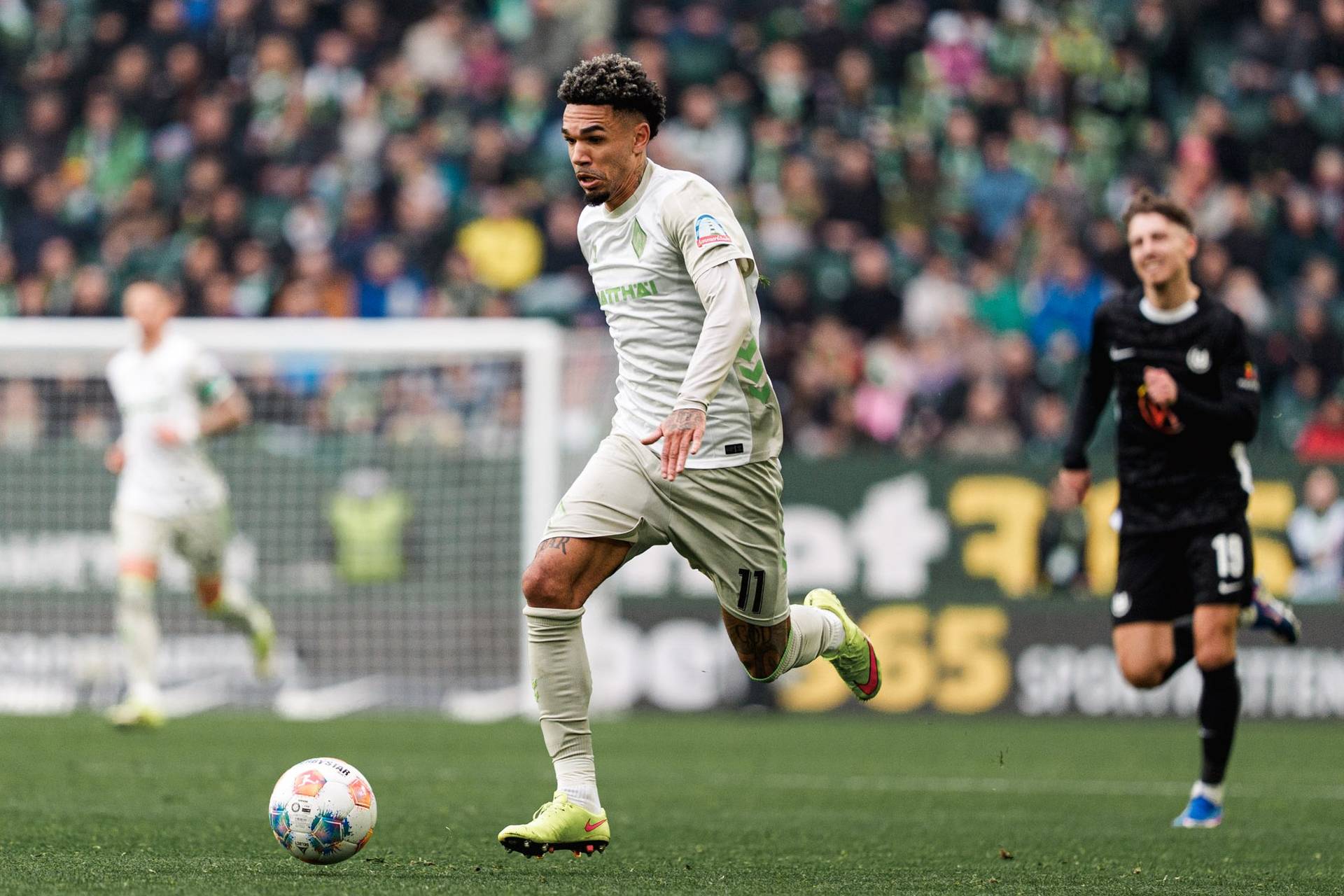 Justin Njinmah mit Ball am Fuß.