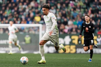 Justin Njinmah mit Ball am Fuß.