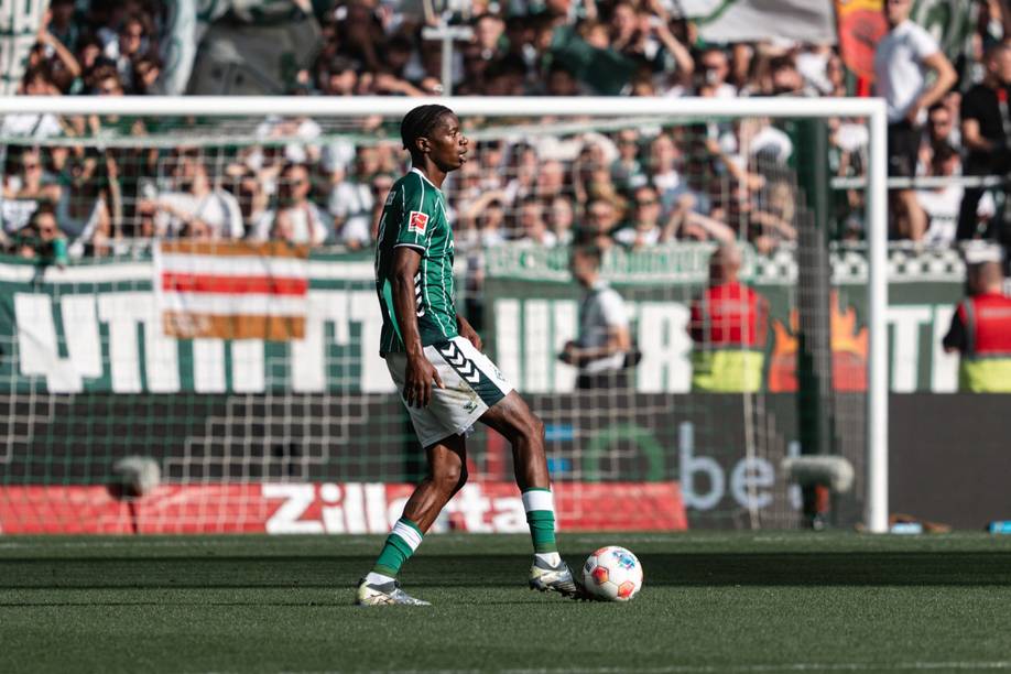 Skelly Alvero mit Ball am Fuß im Werder-Trikot.