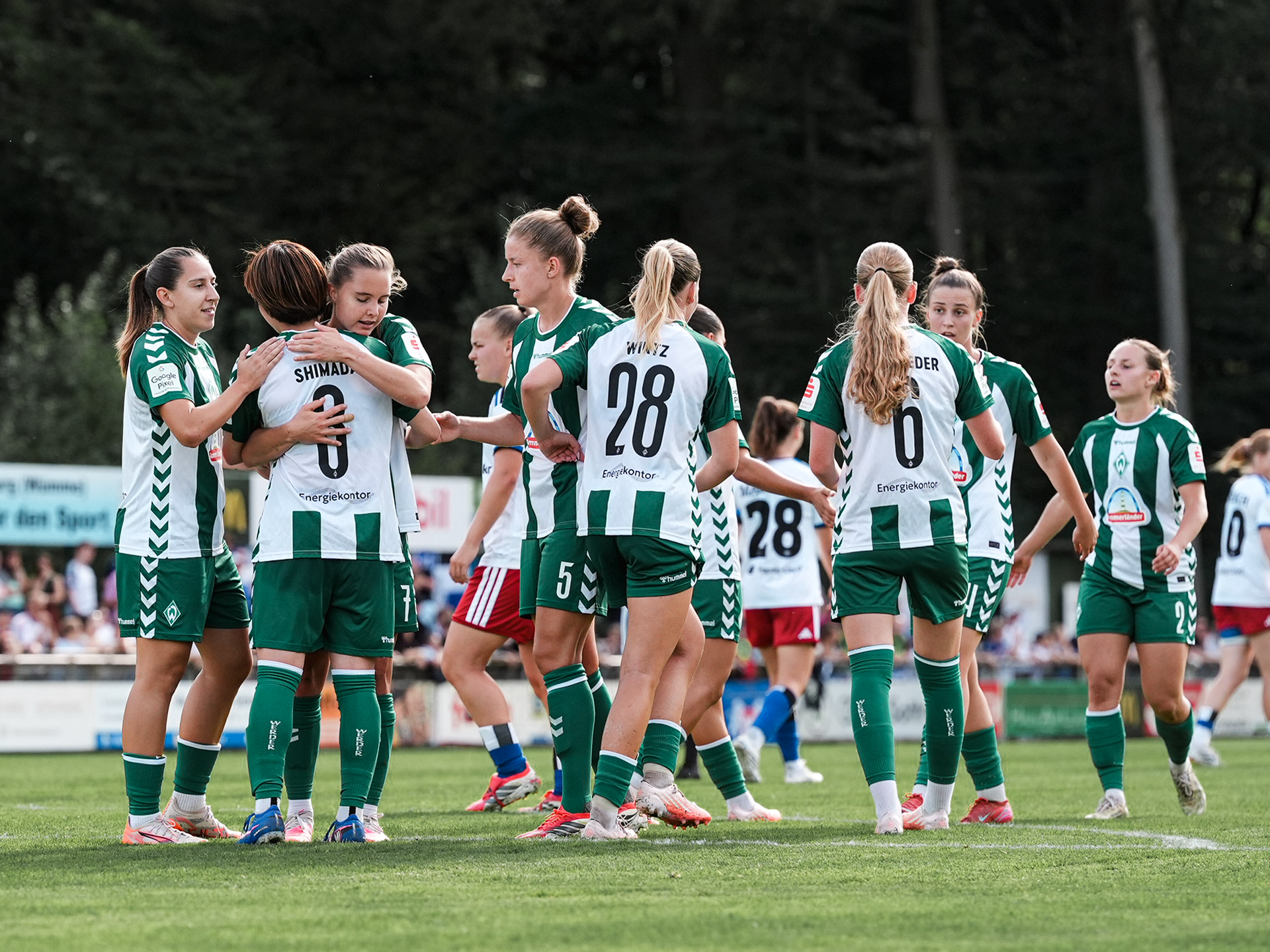 Die WERDERFRAUEN jubeln zusammen auf dem Platz.