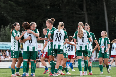 Die WERDERFRAUEN jubeln zusammen auf dem Platz.