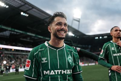 Leonardo Bittencourt lächelt im Weserstadion im Heimtrikot nach einem gewonnenen Spiel.