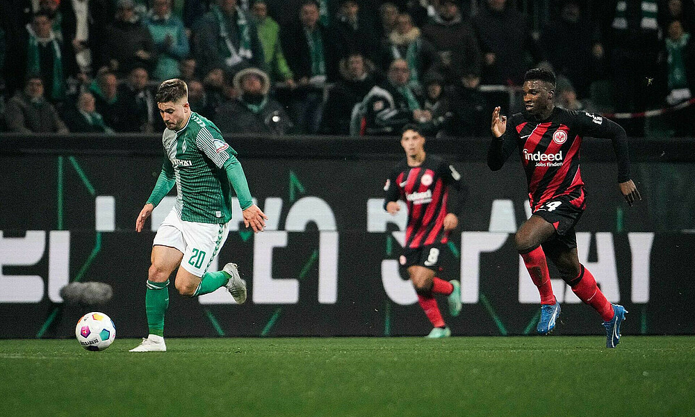 null Romano Schmid läuft mit dem Ball, hinter ihm mit Abstand zwei Frankfurter.