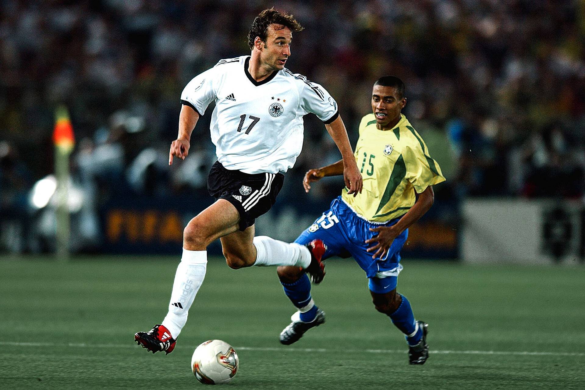 Marco Bode dribbelt mit dem Ball beim WM-Finale 2002 gegen Brasilien