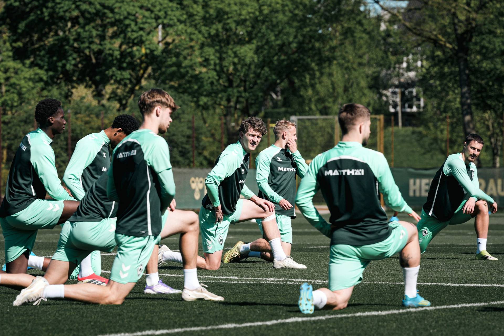 Die Mannschaft bei einer Dehnübung beim Aufwärmen vor dem Spiel.