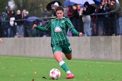 Die Spielerin der U17 blickt kurz vor dem Abschuss konzentriert auf den Ball.