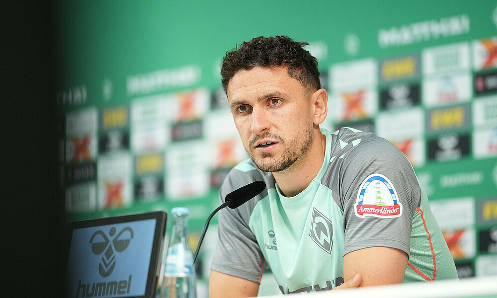 Milos Veljkovic spricht bei der Mixed Zone.