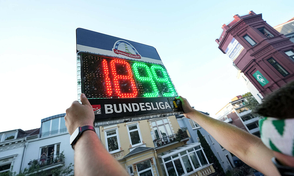 Die Anzeigetafel wird hochgehalten mit den Zahlen 1899.