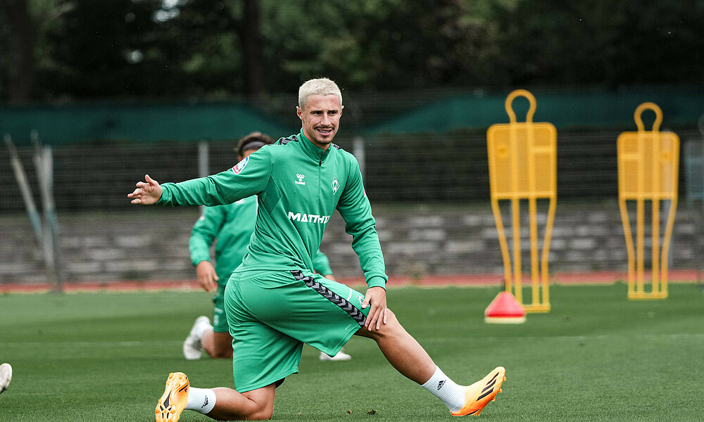 Marco Friedl dehnt sich bei einer Trainingseinheit.