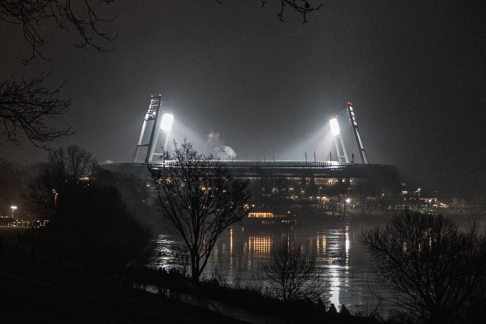 Das Stadion im Dunkeln und das Flutlicht ist an.