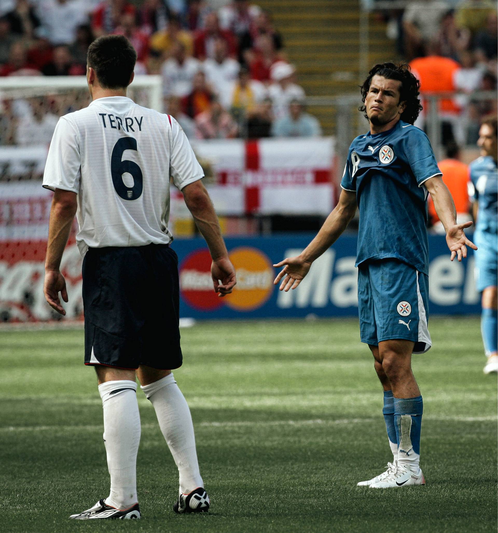Nelson Valdez auf dem Platz neben Englands John Terry.