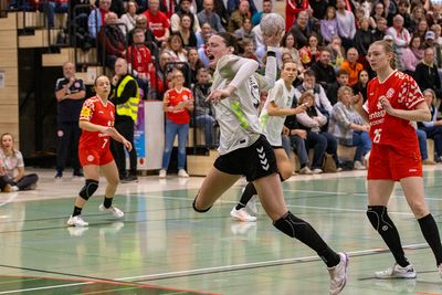 Alina Defayay beim Sprungwurf im Spiel gegen Mainz.
