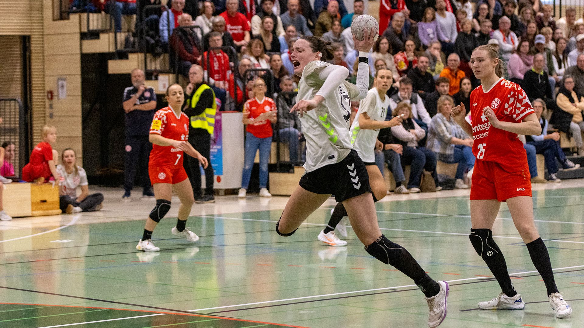 Alina Defayay beim Sprungwurf im Spiel gegen Mainz.