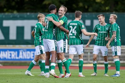 Cimo Rücker und Salim Musah umarmen sich, im Hintergrund laufen weitere Spieler, die sich freuen.