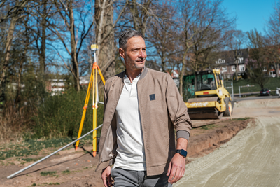 Tarek Brauer läuft über die Baustelle in der Pauliner Marsch.