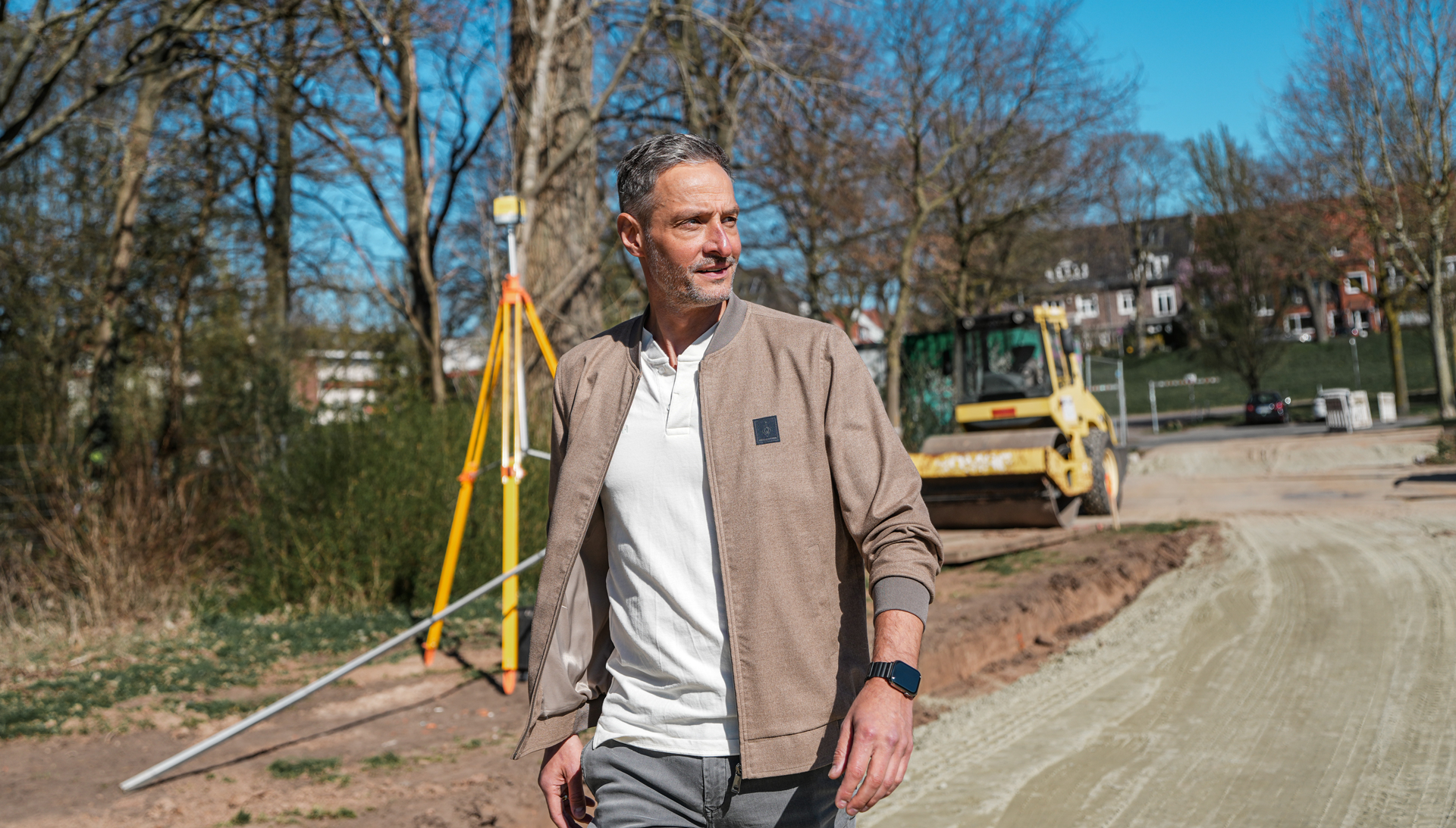 Tarek Brauer läuft über die Baustelle in der Pauliner Marsch.