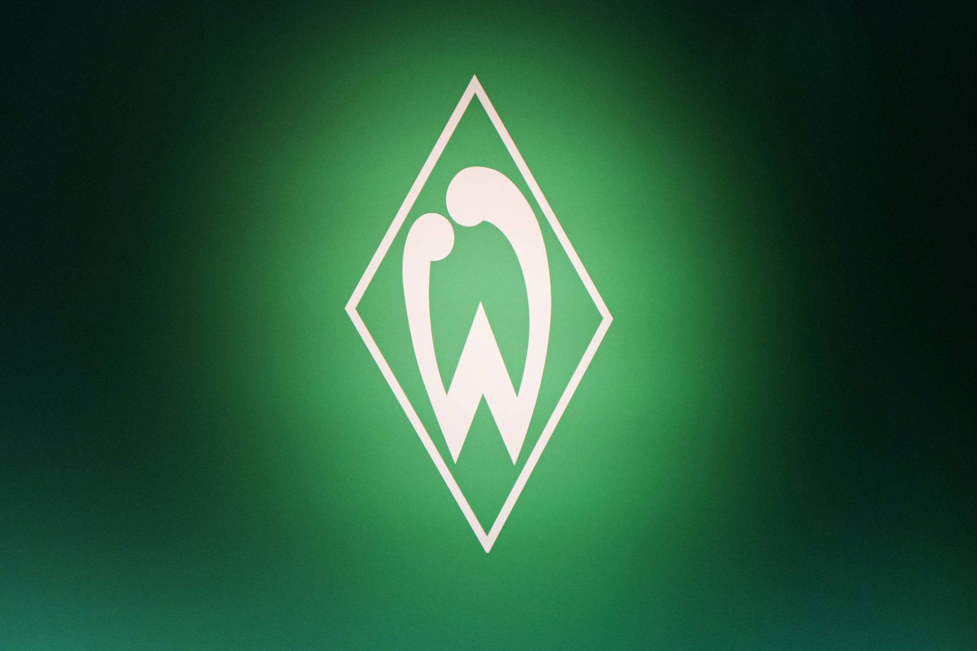 Weißes Logo des SV Werder Bremen auf grünem Hintergrund, mit einem stilisierten „W“ in einer Rautenform.