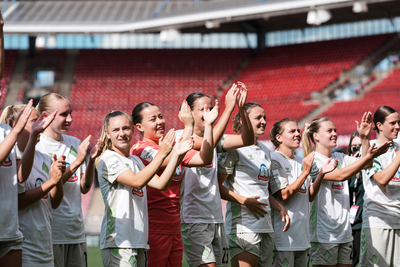Das Team klatscht nach dem Spiel.