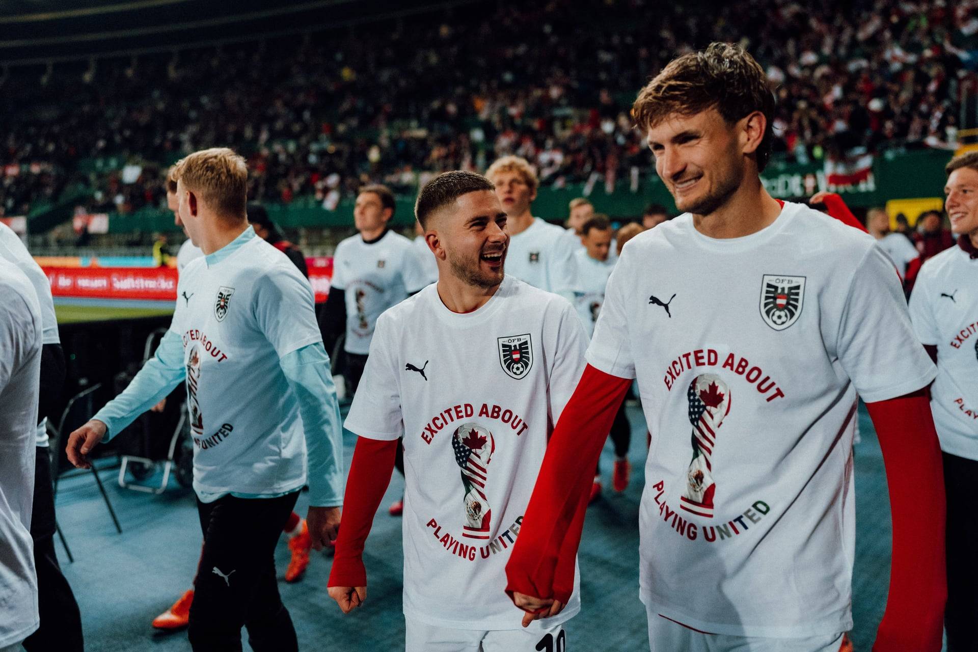 Romano Schmid lacht und trägt ein T-Shirt zur WM.