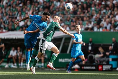 Grüll im Zweikampf mit einem Leverkusener