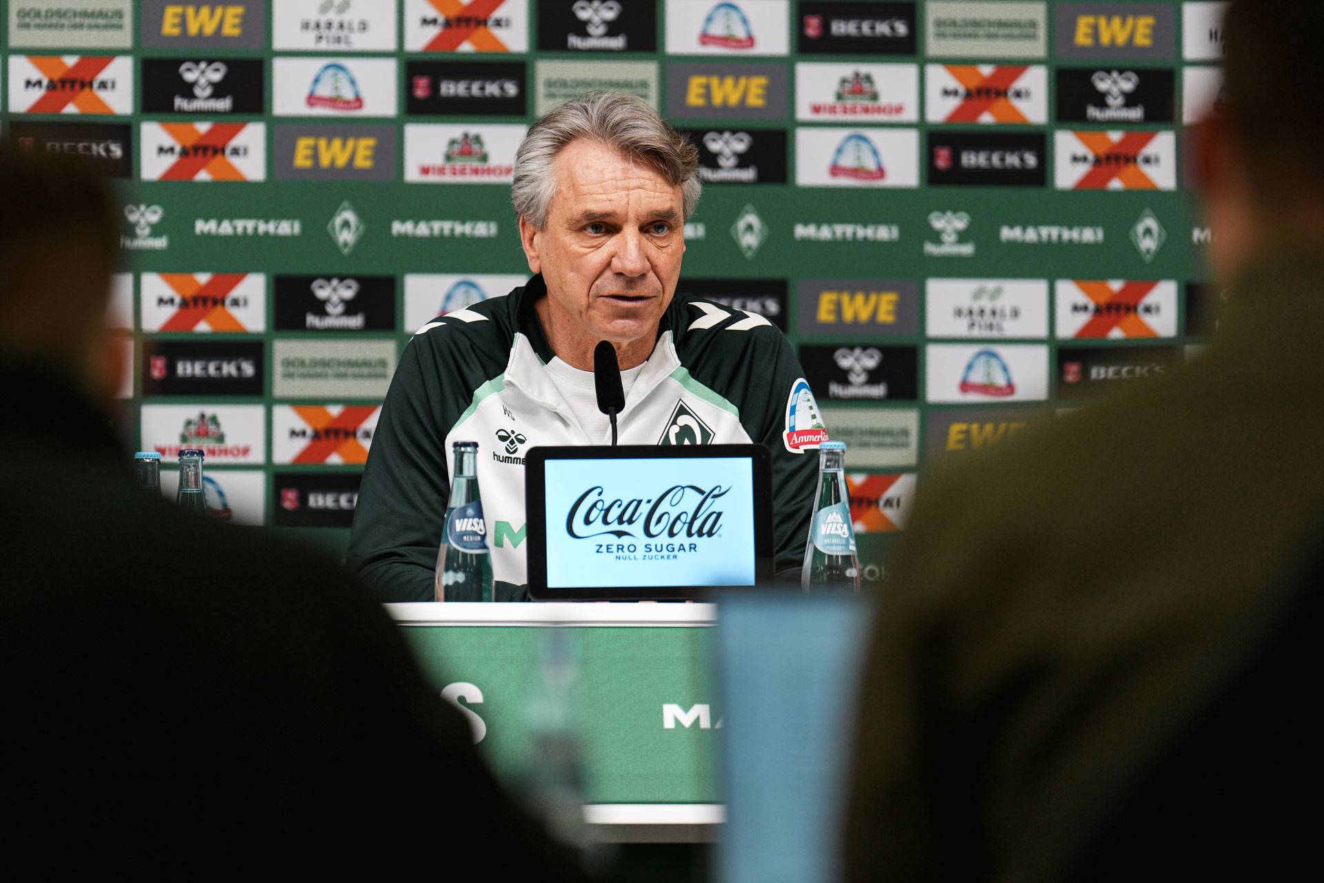 Horst Steffen sitzt auf dem Podium im Pressekonferenzraum.