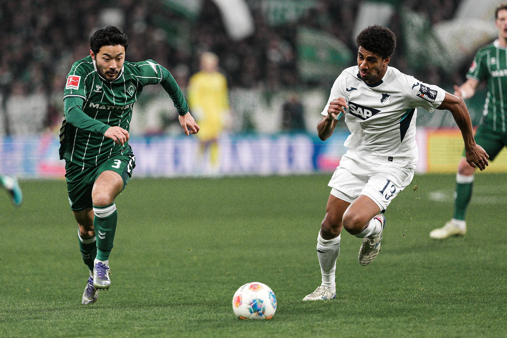 Yukinari Sugawara im Laufduell mit einem Hoffenheimer