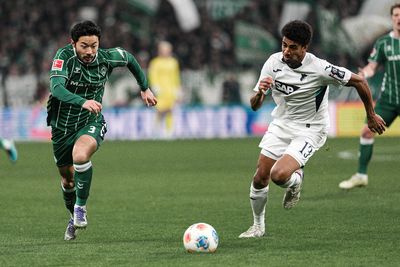 Yukinari Sugawara im Laufduell mit einem Hoffenheimer