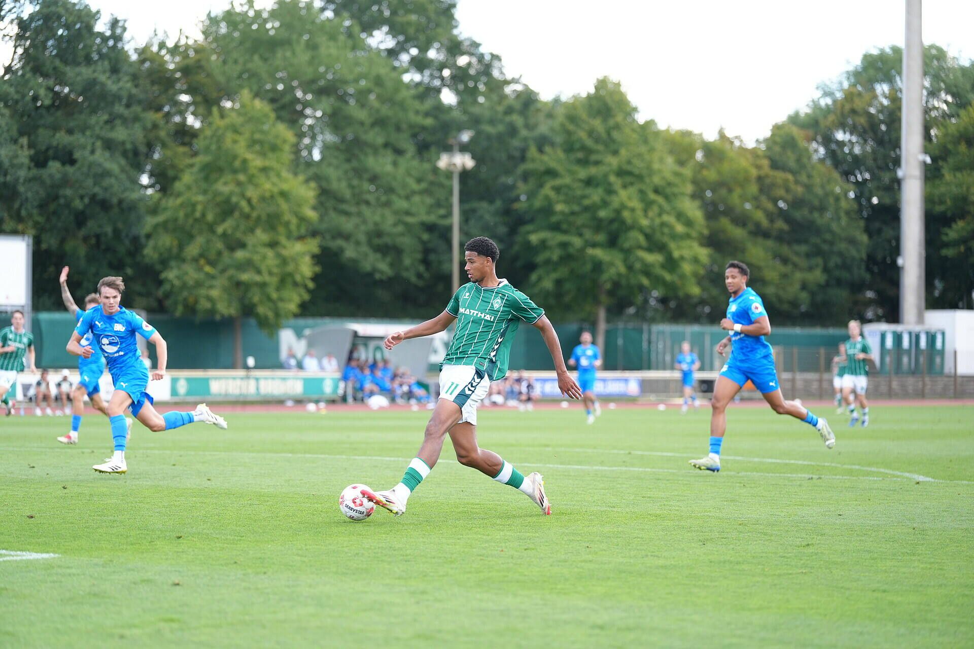 Salim Musah schießt auf das Tor.