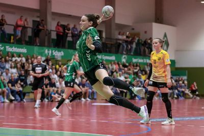 Eine Werder-Spielerin setzt zum Sprungwurf beim Handball an.