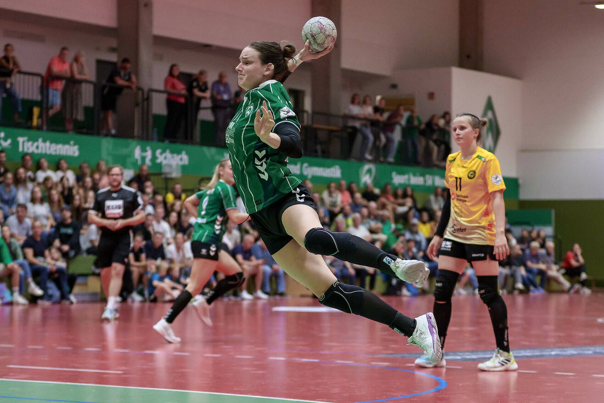 Eine Werder-Spielerin setzt zum Sprungwurf beim Handball an.