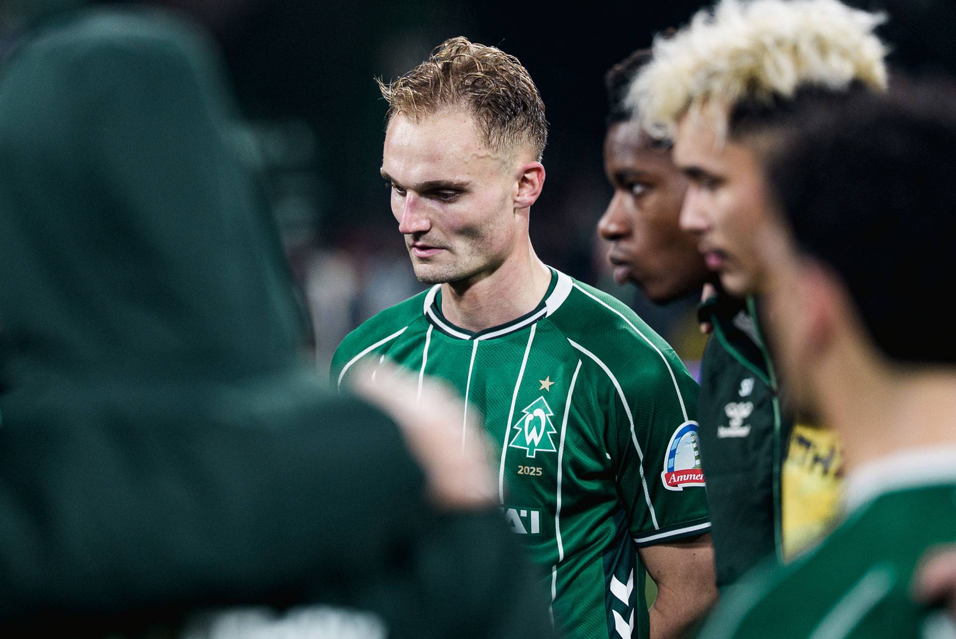 Amos Pieper steht im Kreis. Er schaut niedergeschlagen.