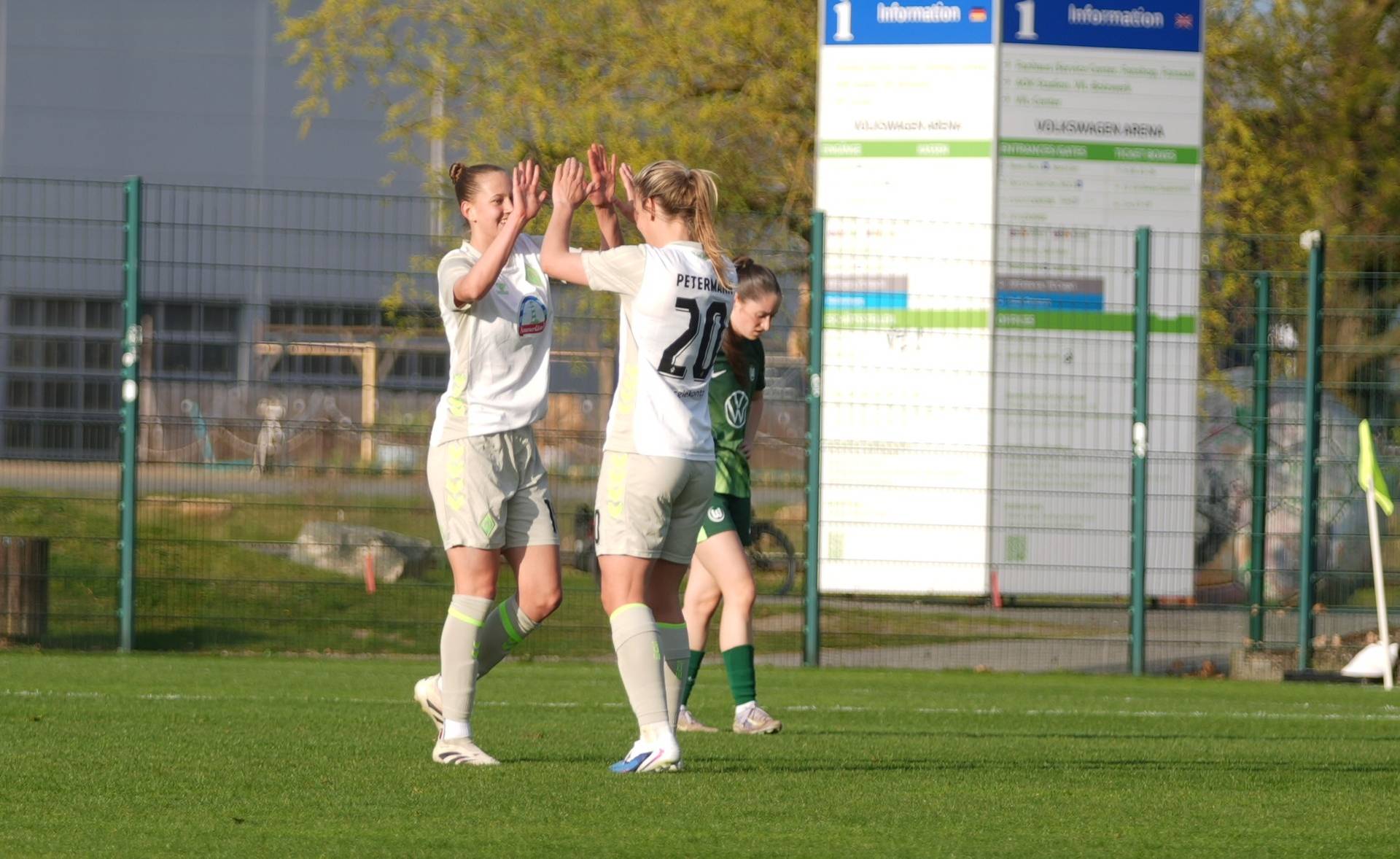 Marlena Dirks und Lena Petermann klatschen sich ab.