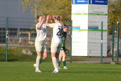 Marlena Dirks und Lena Petermann klatschen sich ab.