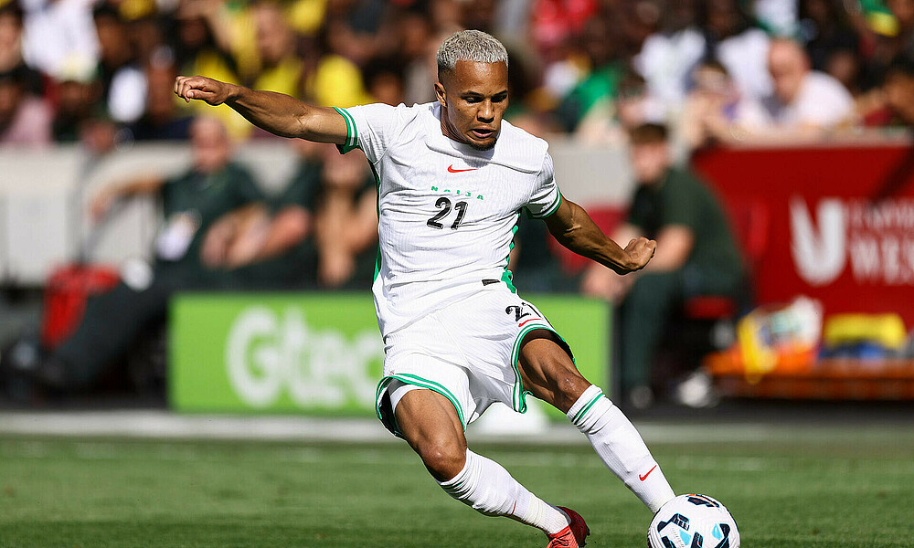 Felix Agu schlägt eine Flanke. 