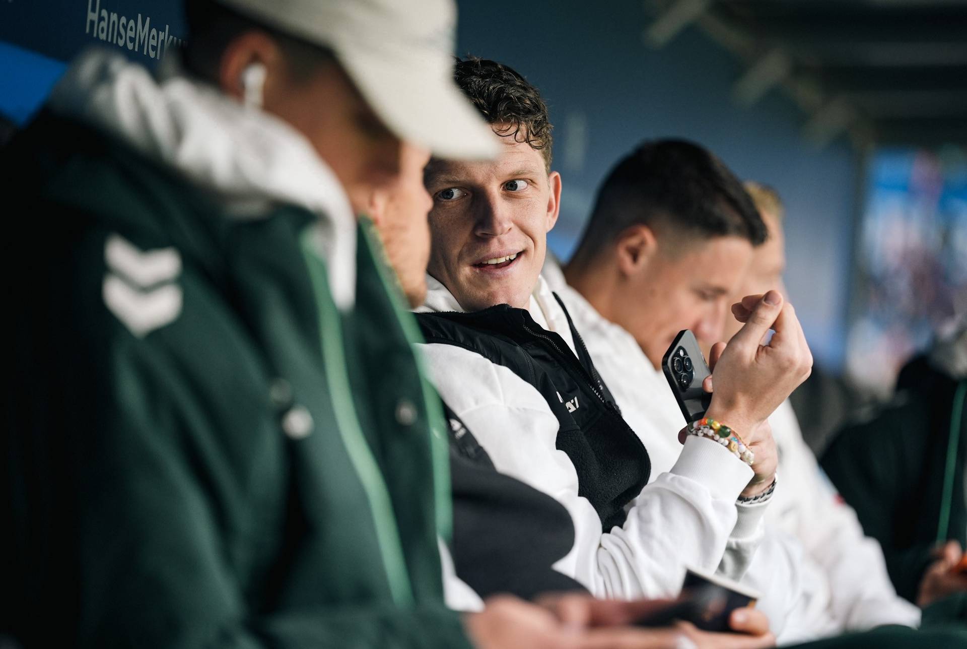 Jens Stage auf der Bank im Volkspark vor der Begegnung.