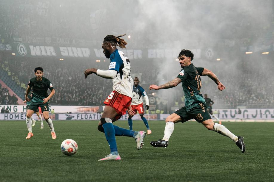 Cameron Puertas geht in einen Zweikampf mit Hamburgs Jordan Torunarigha.