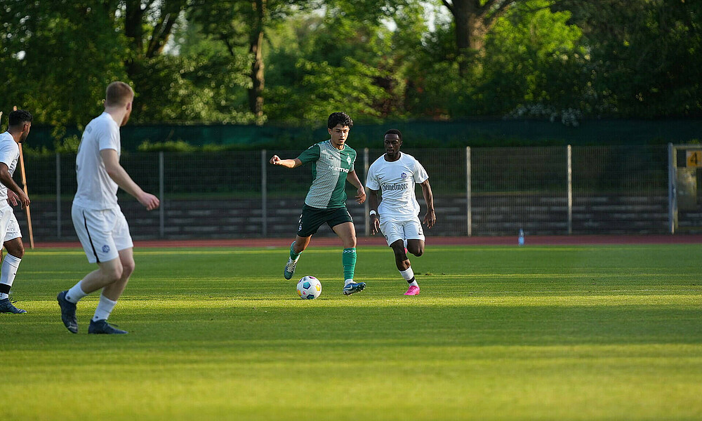 null Ricardo Schwarz im Dribbling.