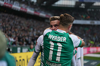 Marvin Ducksch und Niclas Füllkrug umarmen sich.