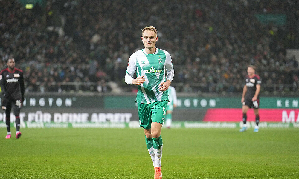 null Amos Pieper läuft über den Platz.