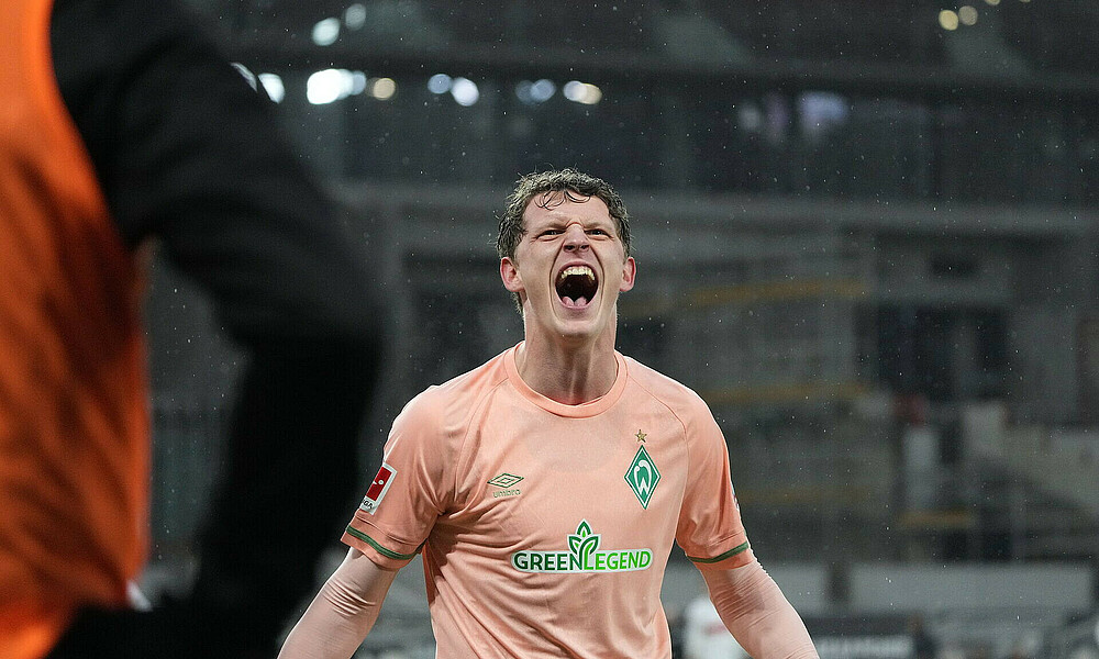 Jens Stage schreit seine Freude mit weit geöffnetem Mund heraus. 