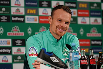 Christian Groß am Mikrofon in der Mixed Zone.