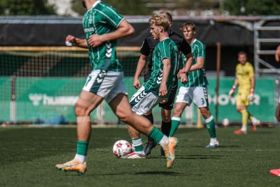 Lennart Baum am Ball, umringt von Mitspielern.