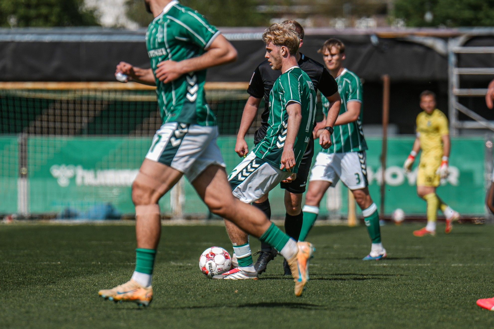 Lennart Baum am Ball, umringt von Mitspielern.
