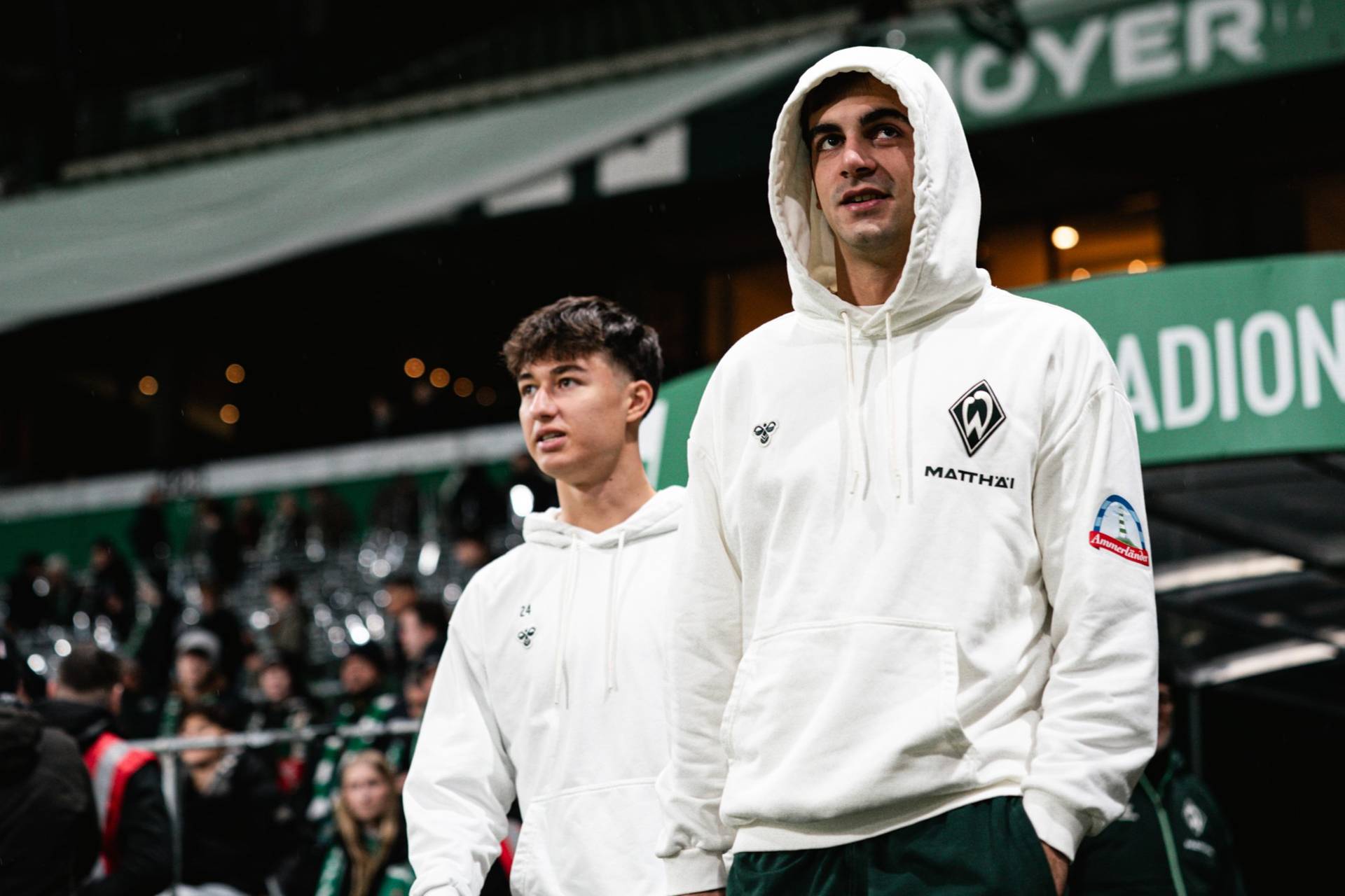 Jovan Milošević läuft ins Stadion ein.