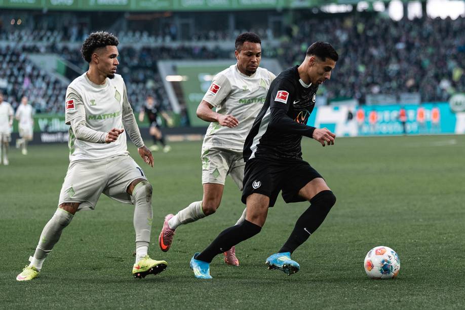 Njinmah und Agu verfolgen einen Wolfsburger mit Ball.