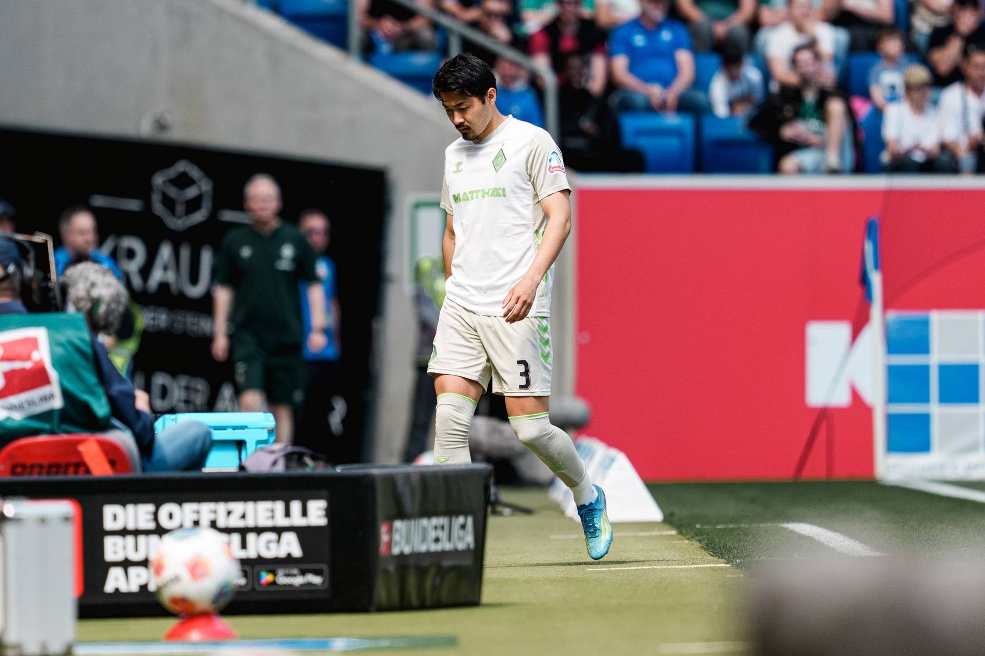 Yukinari Sugawara geht vom Feld.