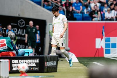 Yukinari Sugawara geht vom Feld.