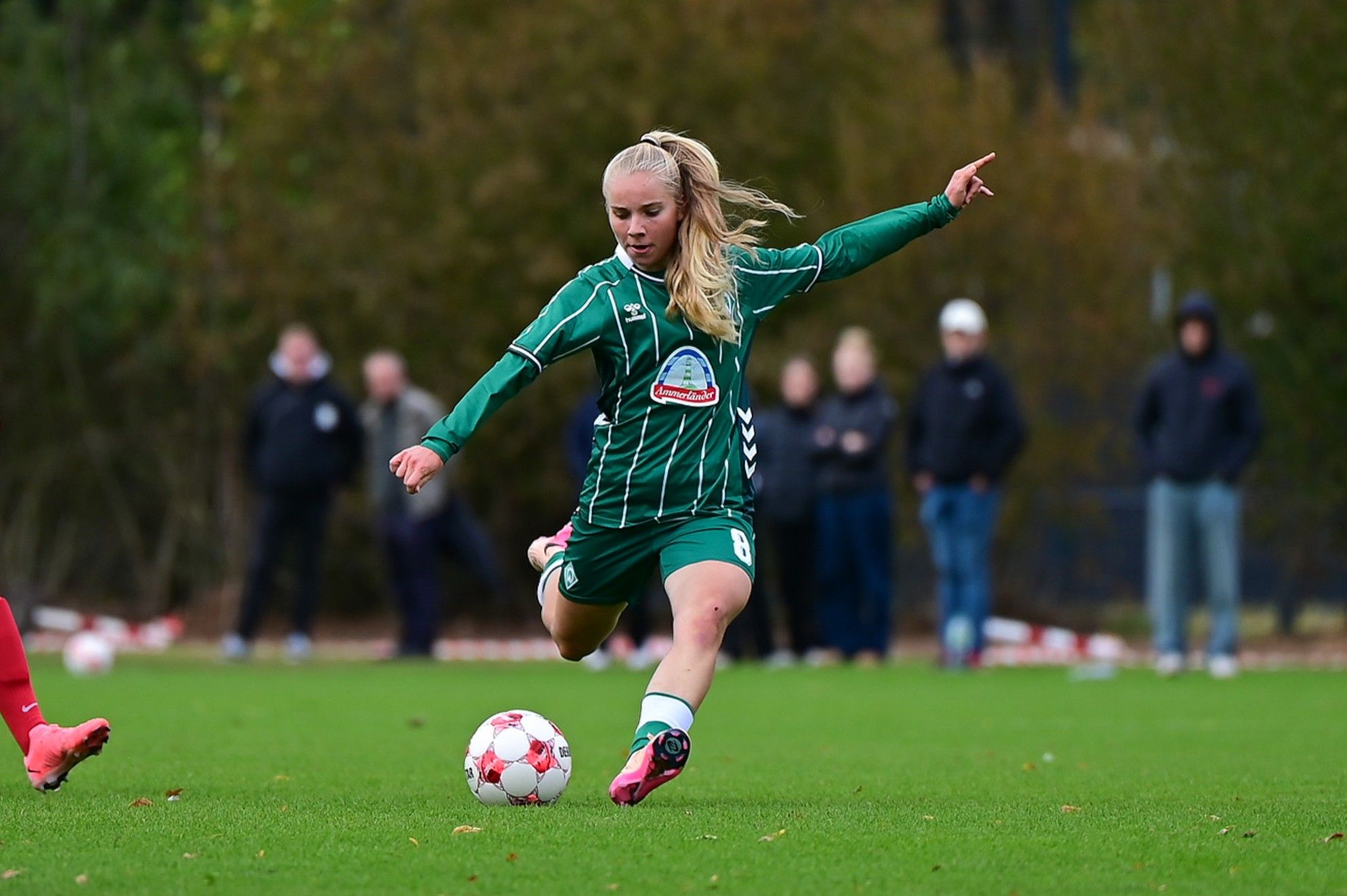 Eine Nachwuchsspielerin der WERDERFRAUEN beim Torschuss