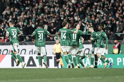 Die Mannschaft klatscht mit Samuel Mbangula nach seinem Tor ab.